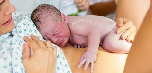 Поставянето на бебето върху корема след раждането – мода или?